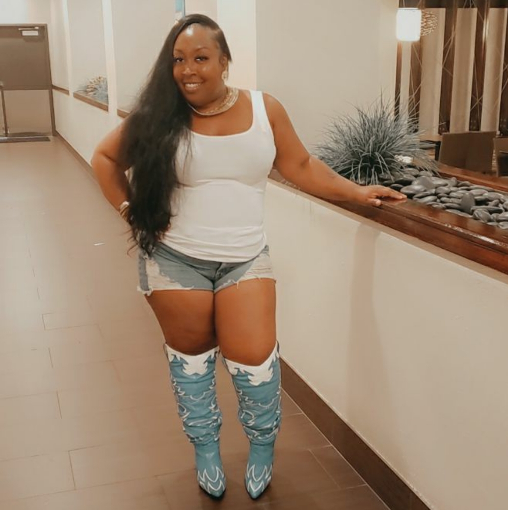 Thigh/knee boots for thick thighs.